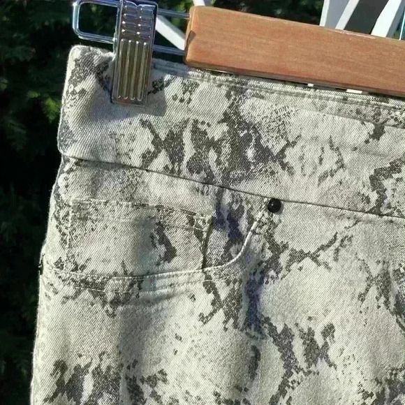 Chico’s snakeskin pull on jeggings jeans size 2R - Picture 6 of 14